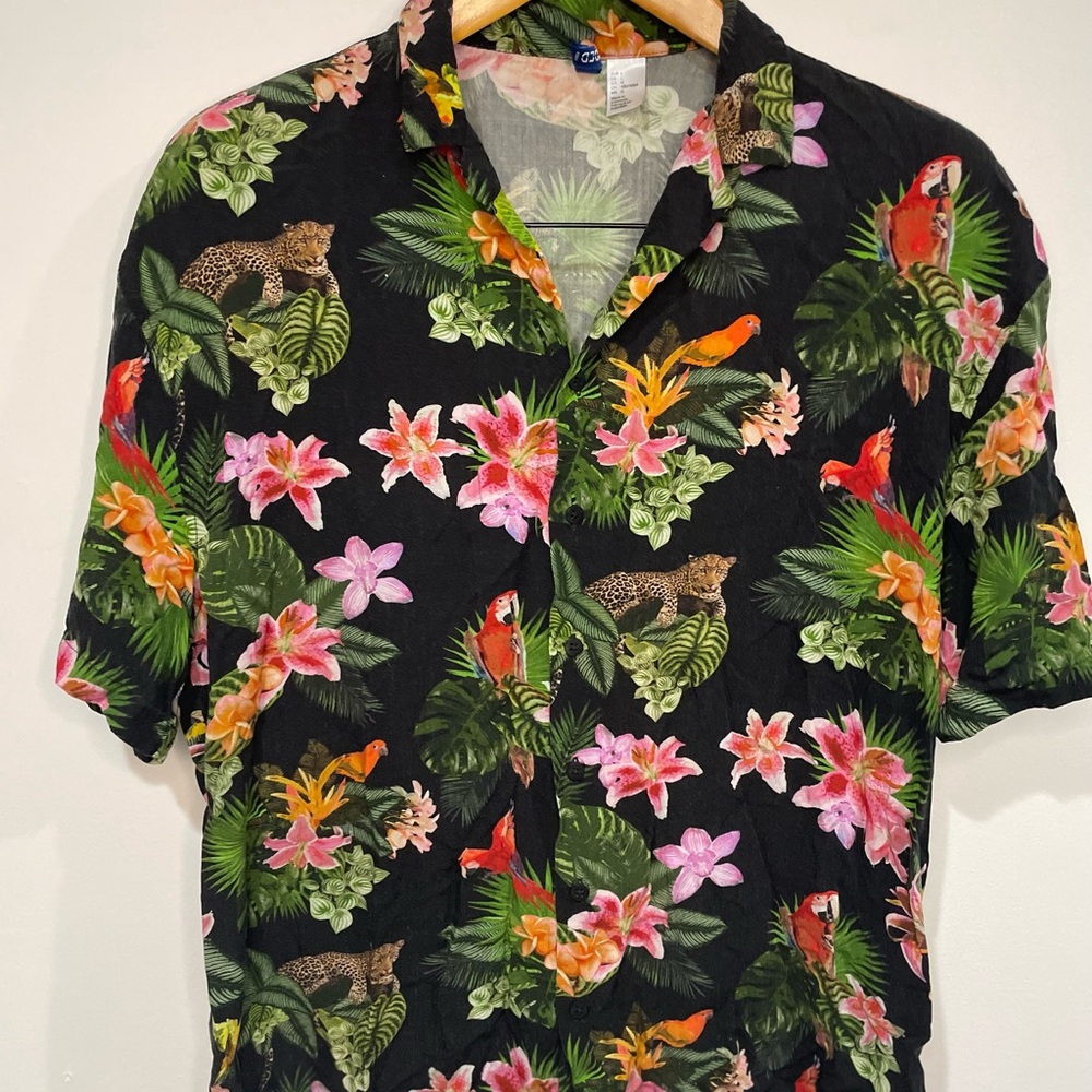 Divided Men’s Hawaiian print button up